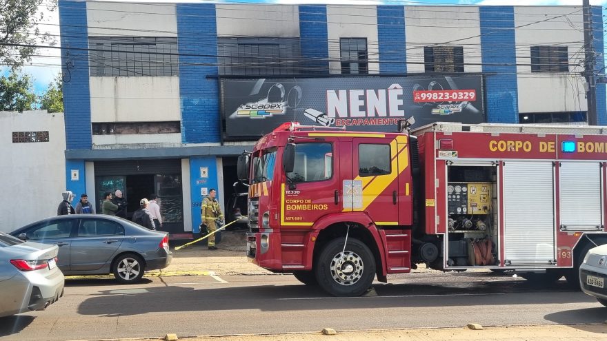 Golf pega fogo no interior de mecânica na Avenida Tancredo Neves