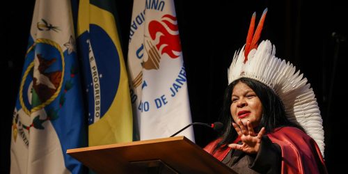 Sonia Guajajara é a primeira indígena doutora honoris causa da Uerj Imagem referente a Sonia Guajajara é a primeira indígena doutora honoris causa da Uerj