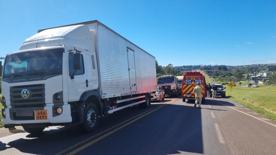 Três caminhões e Focus se envolvem em acidente na BR-277 em Cascavel