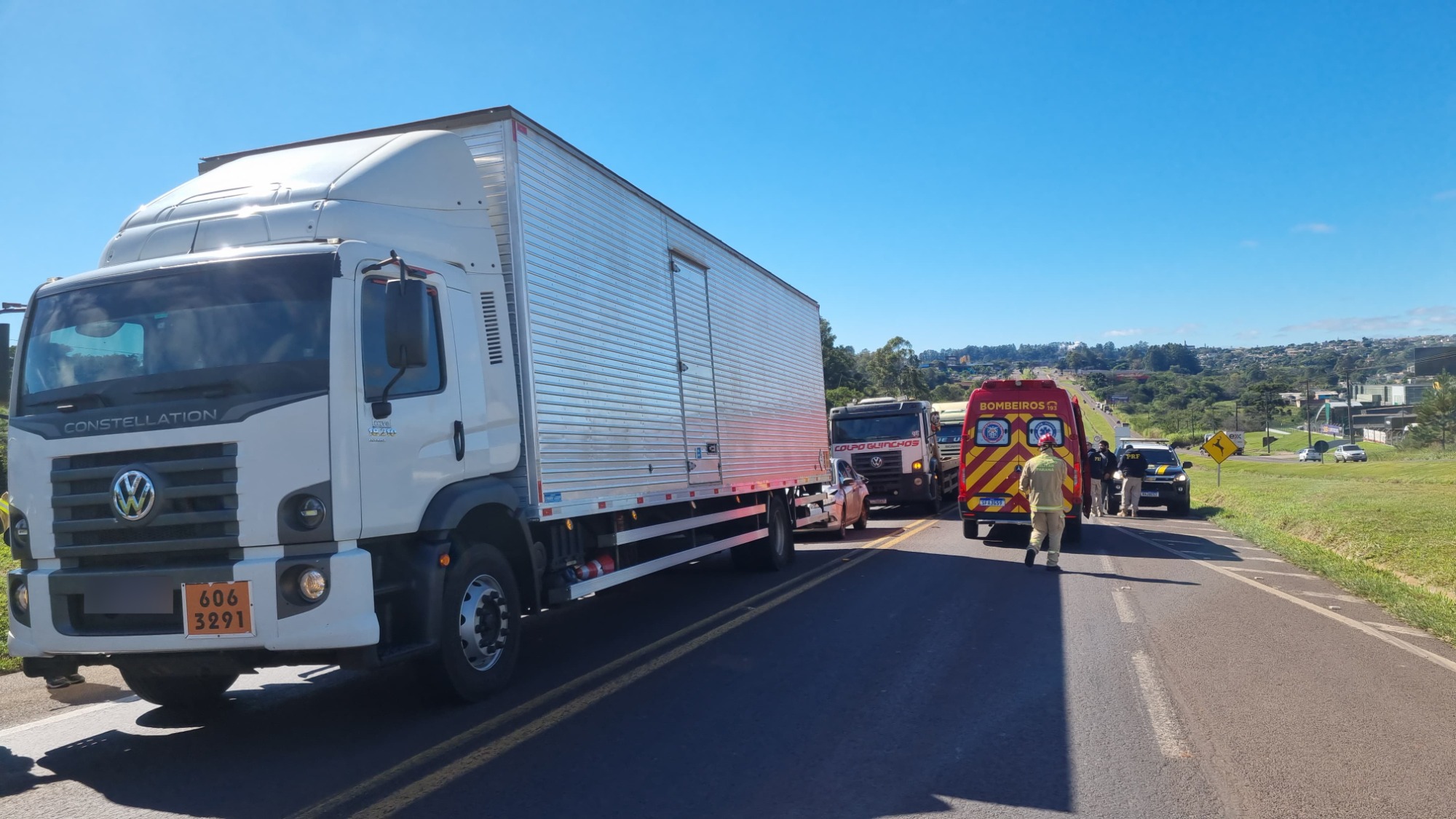 Três caminhões e Focus se envolvem em acidente na BR-277 em Cascavel Três caminhões e Focus se envolvem em acidente na BR-277 em Cascavel