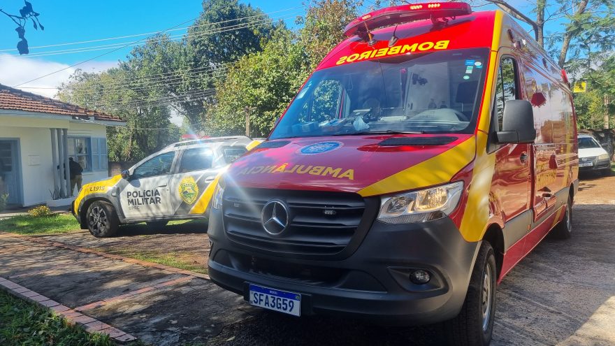 Vítima é socorrida após sofrer queda ao lado do Colégio Wilson Joffre