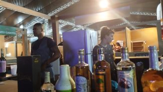 Produção de cachaça tem crescido, mas setor lamenta preconceito