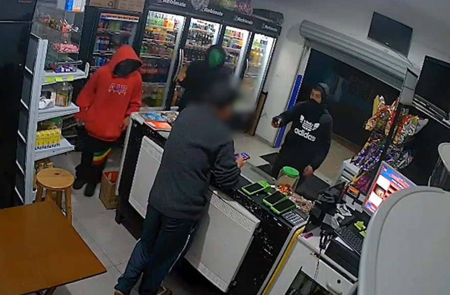 Vídeo: Ladrões armados rendem empresário e fazem a limpa em loja de conveniências