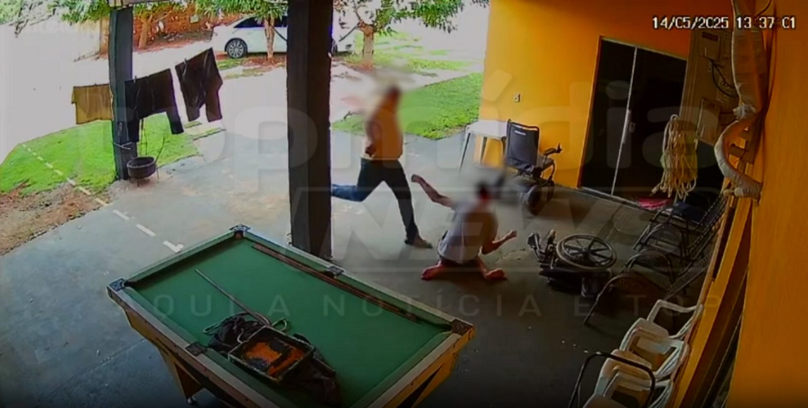 Vídeo mostra pai agredindo filho cadeirante