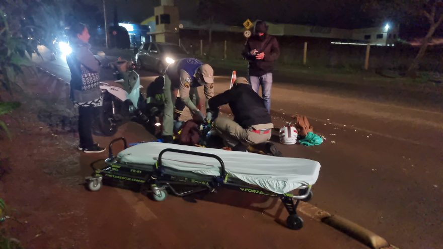 Motociclista sofre queda após passar por tachão na Rua Gandhi, no Bairro Brasmadeira
