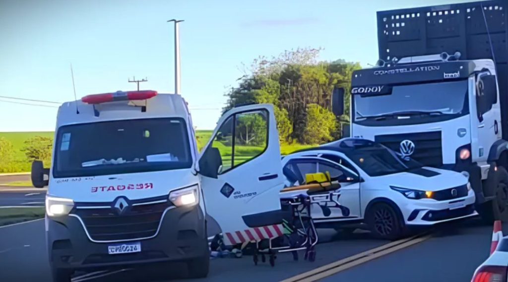 Homem morre em grave acidente entre carro e caminhão no Paraná