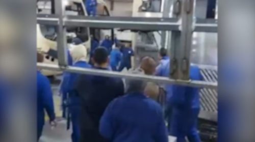 Empresa vira “ringue” e trabalhadores saem na porrada; veja o vídeo Imagem referente a Empresa vira “ringue” e trabalhadores saem na porrada; veja o vídeo