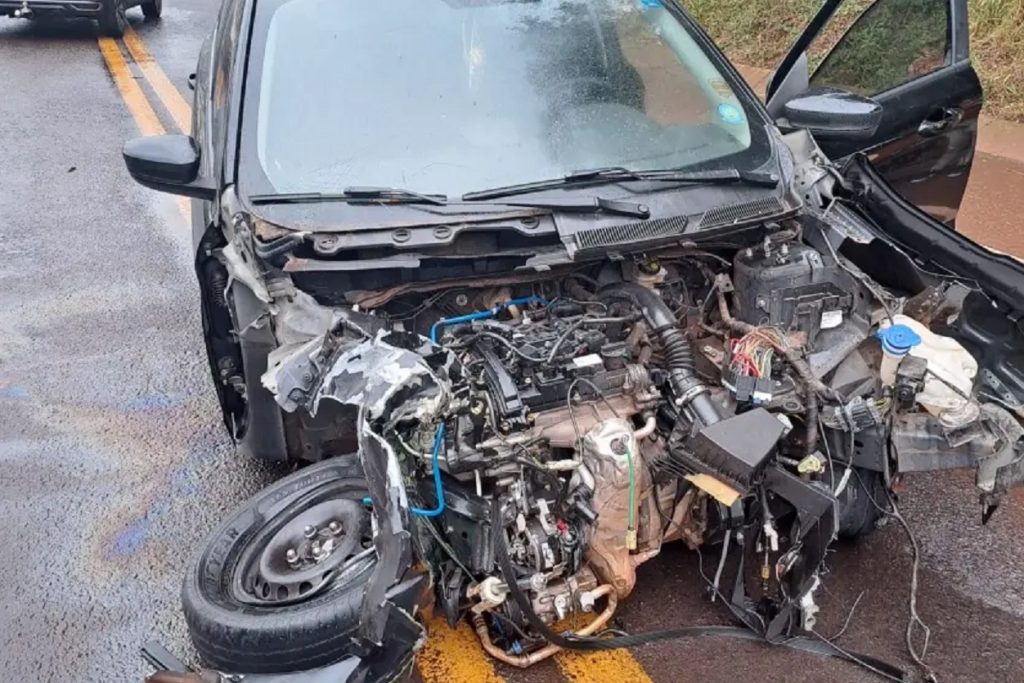Acidente entre carro e caminhão deixa grávida ferida na PR-323