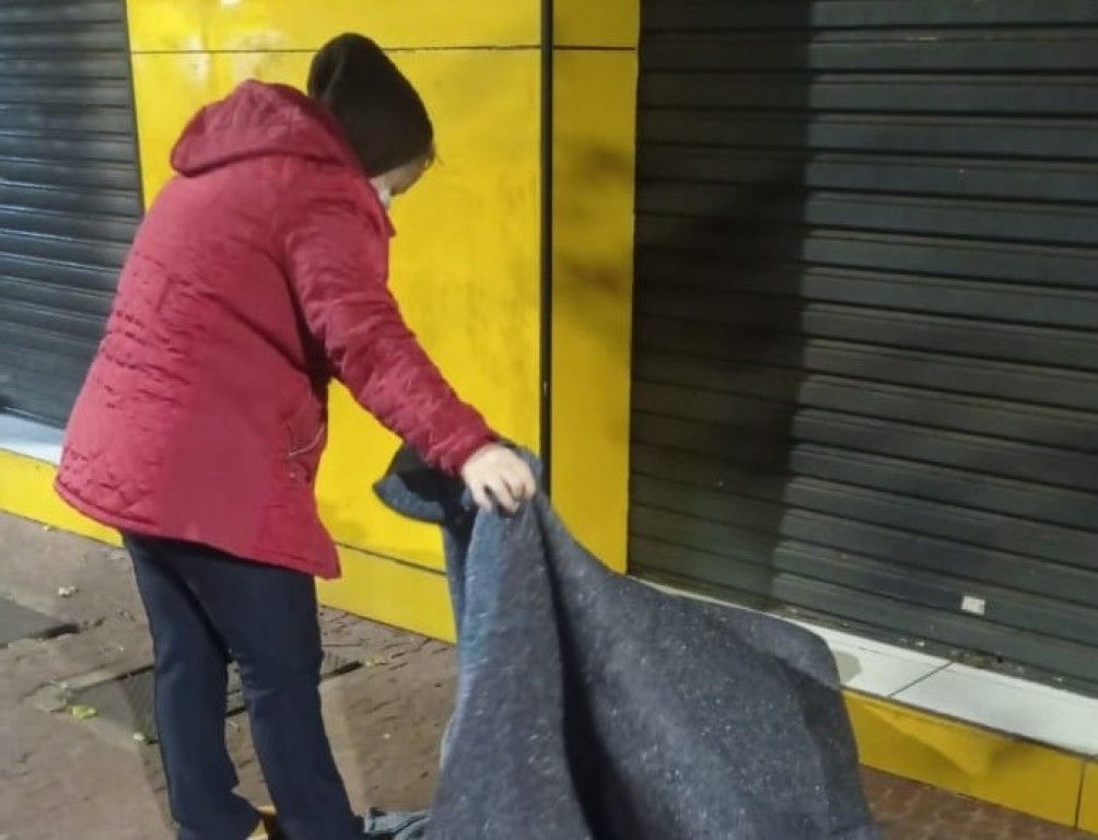 Assistência Social entrega cobertores para pessoas em situação de rua em Foz