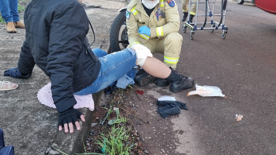 Motociclista sofre laceração na perna ao bater em caçamba de entulhos no Jardim Veredas
