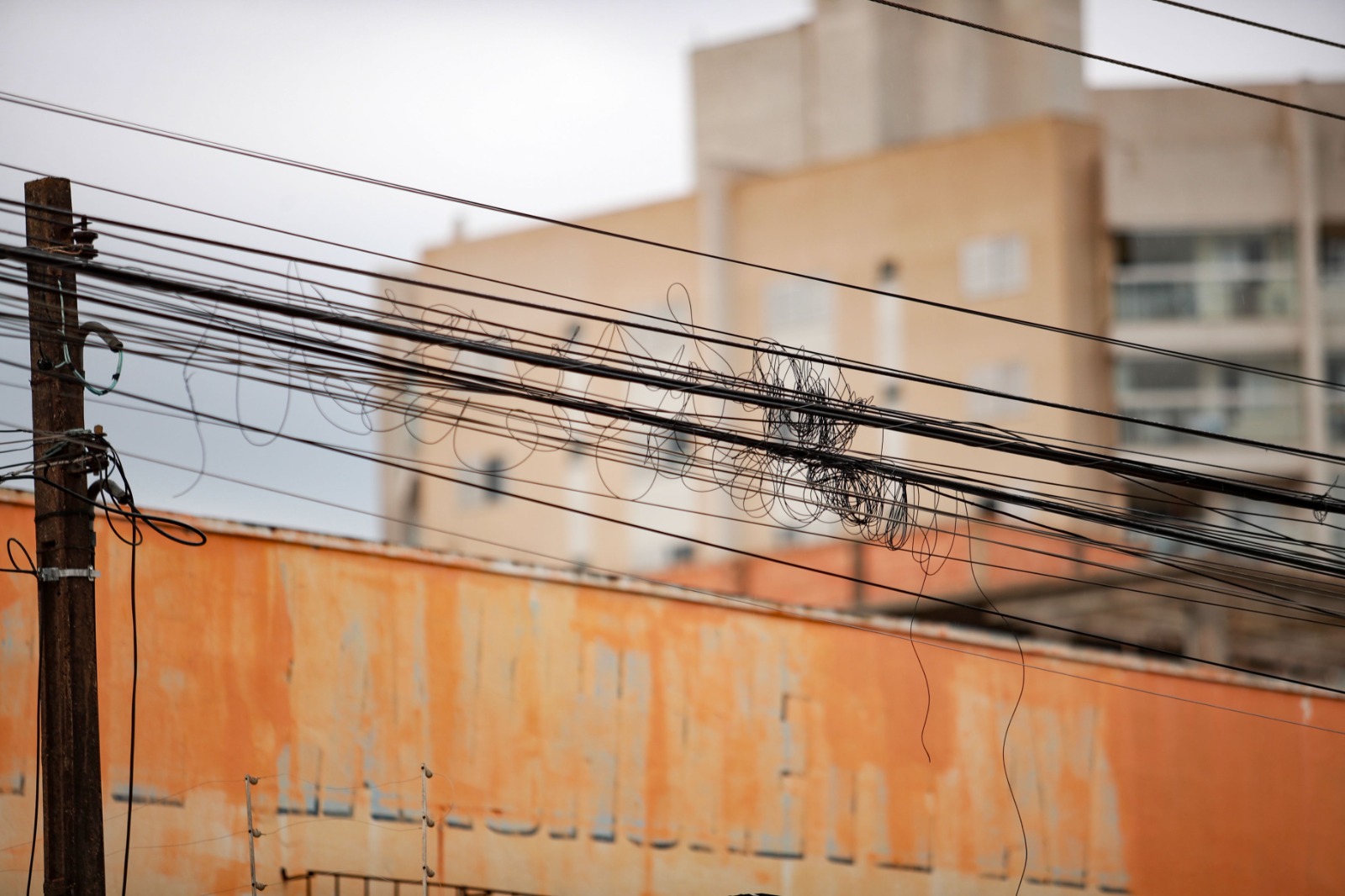 Prefeitura de Cascavel convoca empresas para retirar cabeamentos inativos Prefeitura de Cascavel convoca empresas para retirar cabeamentos inativos