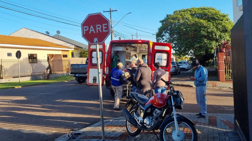 Colisão entre carro e moto deixa mulher com o braço quebrado no Parque Verde