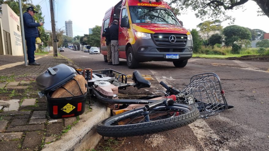 Ciclista tem fratura no braço após colisão com carro no Centro de Cascavel