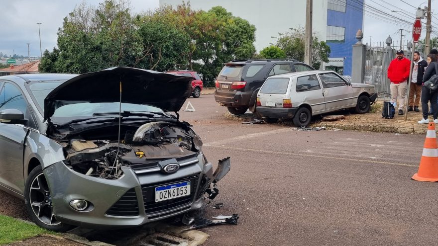 Três veículos se envolvem em forte colisão no cruzamento das Ruas Uruguai e Belo Horizonte