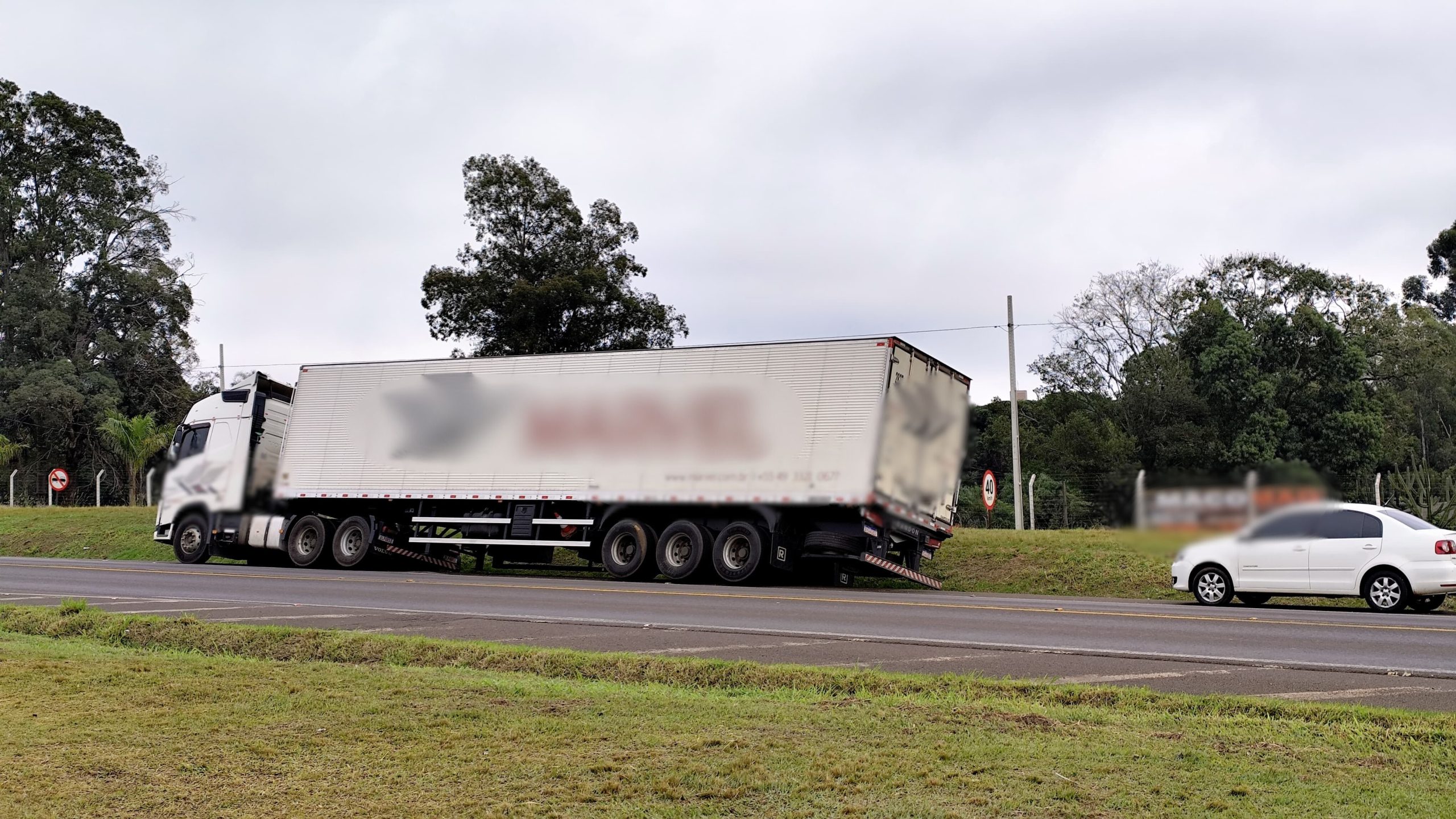 Atenção: caminhão sai para o acostamento e deixa pista da BR-277 obstruída