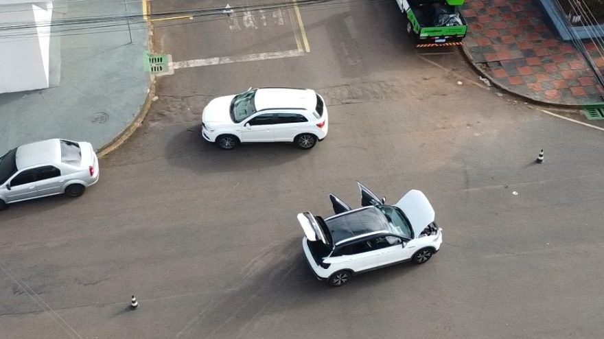 Carros se envolvem em acidente no Bairro São Cristóvão