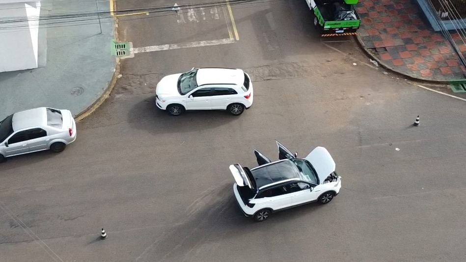 Carros se envolvem em acidente no Bairro São Cristóvão