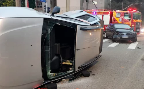 Idosa a caminho do hospital se envolve em acidente de carro em Curitiba