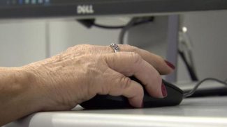 Idosos enfrentam barreiras digitais para acessar serviços do INSS