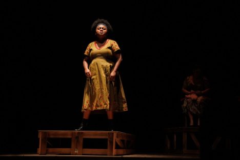 “Daqui Ninguém Sai”: peça é gratuita para pessoas com deficiência auditiva Imagem referente a “Daqui Ninguém Sai”: peça é gratuita para pessoas com deficiência auditiva