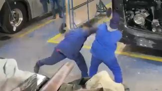 Camarote VIP flagra “UFC do turno da noite” e internet debate os famosos “5 minutos sem perder a amizade” Camarote VIP flagra “UFC do turno da noite” e internet debate os famosos “5 minutos sem perder a amizade”