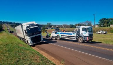 Imagem referente a BR-277 em Cascavel é interditada para remoção de caminhão do acostamento