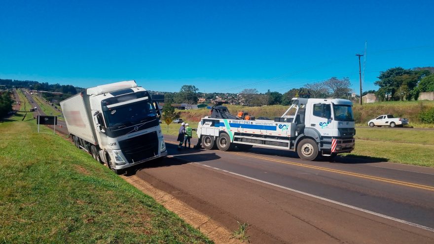 BR-277 em Cascavel é interditada para remoção de caminhão do acostamento