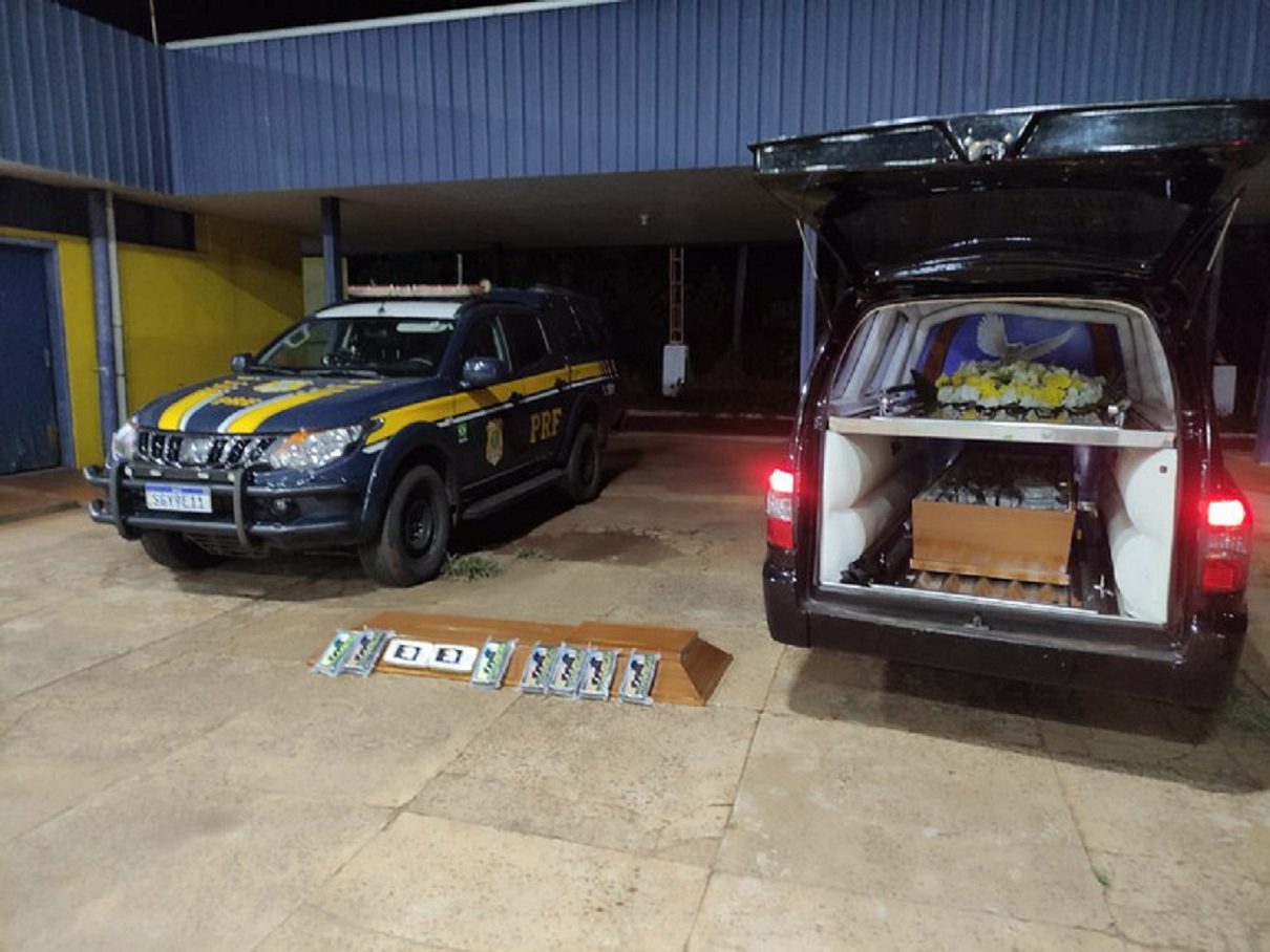 Do pó ao pó: cocaína é encontrada escondida em caixão na BR-262 Do pó ao pó: cocaína é encontrada escondida em caixão na BR-262