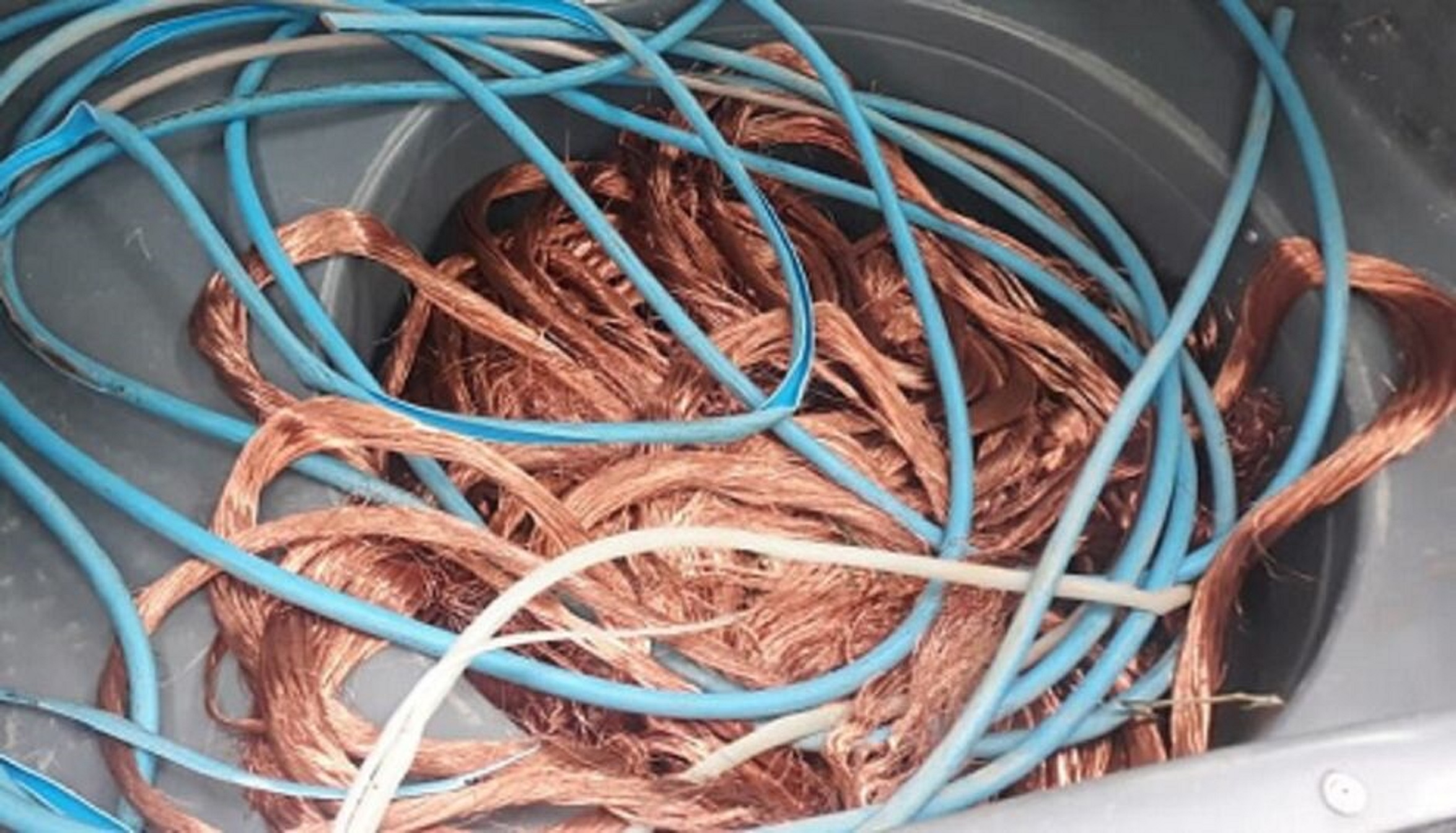 Pai agride filho com banco e fio elétrico no bairro Universitário Pai agride filho com banco e fio elétrico no bairro Universitário