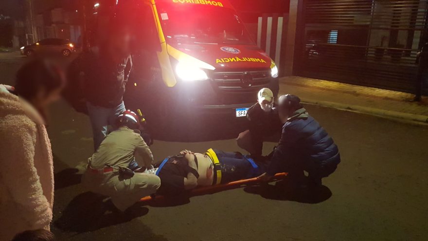Batida entre carro e moto deixa homem ferido na Rua Ilha de Paquetá