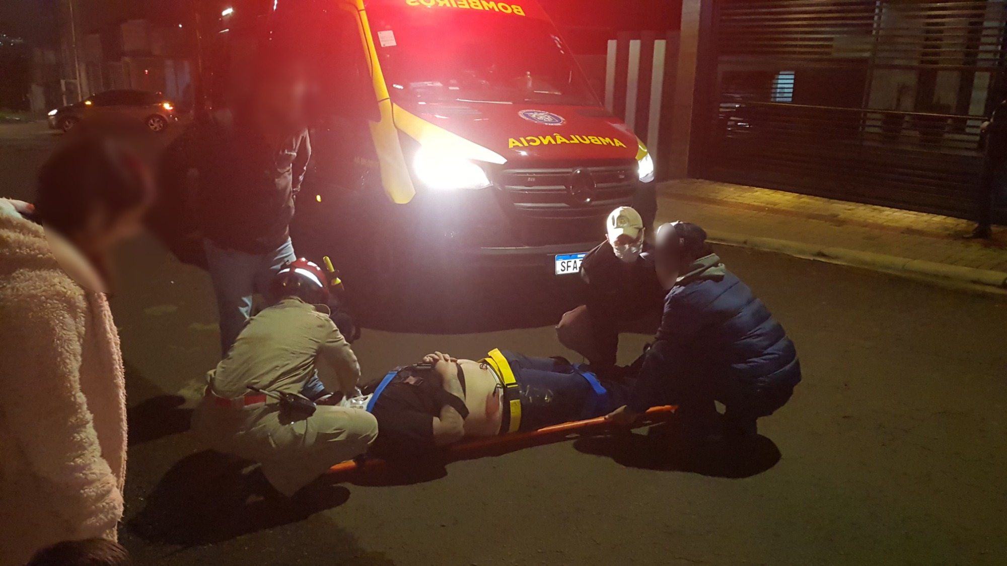 Batida entre carro e moto deixa homem ferido na Rua Ilha de Paquetá Batida entre carro e moto deixa homem ferido na Rua Ilha de Paquetá