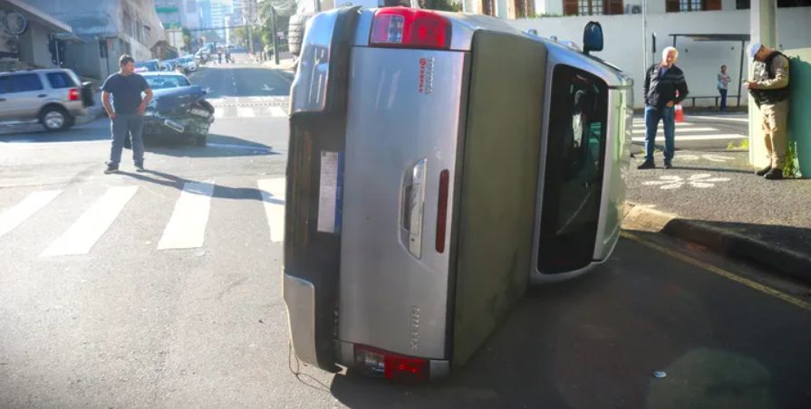 Com bebe a bordo, caminhonete tomba após acidente de trânsito