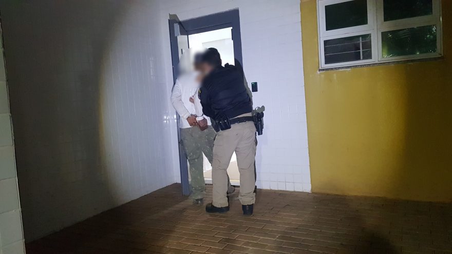 Homem é detido após ameaçar mulher que chegou do trabalho e se negou a dar dinheiro para comprar bebida