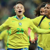Imagem referente a Dudinha brilha e seleção feminina derrota Japão no frio paulistano