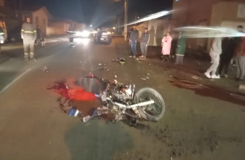 Motociclista sofre lesões graves após bater contra Fiat Toro em Ponta Grossa