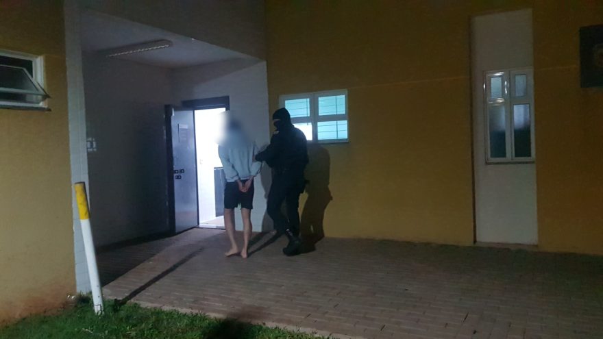 Rapaz é detido após ser acusado de violência física e verbal contra a companheira em Cascavel