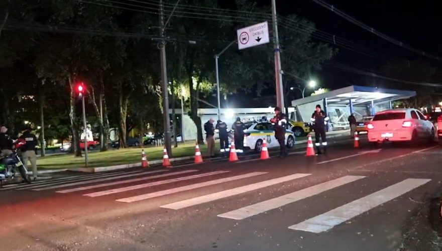 Forças de segurança fazem operação de trânsito no Centro de Cascavel