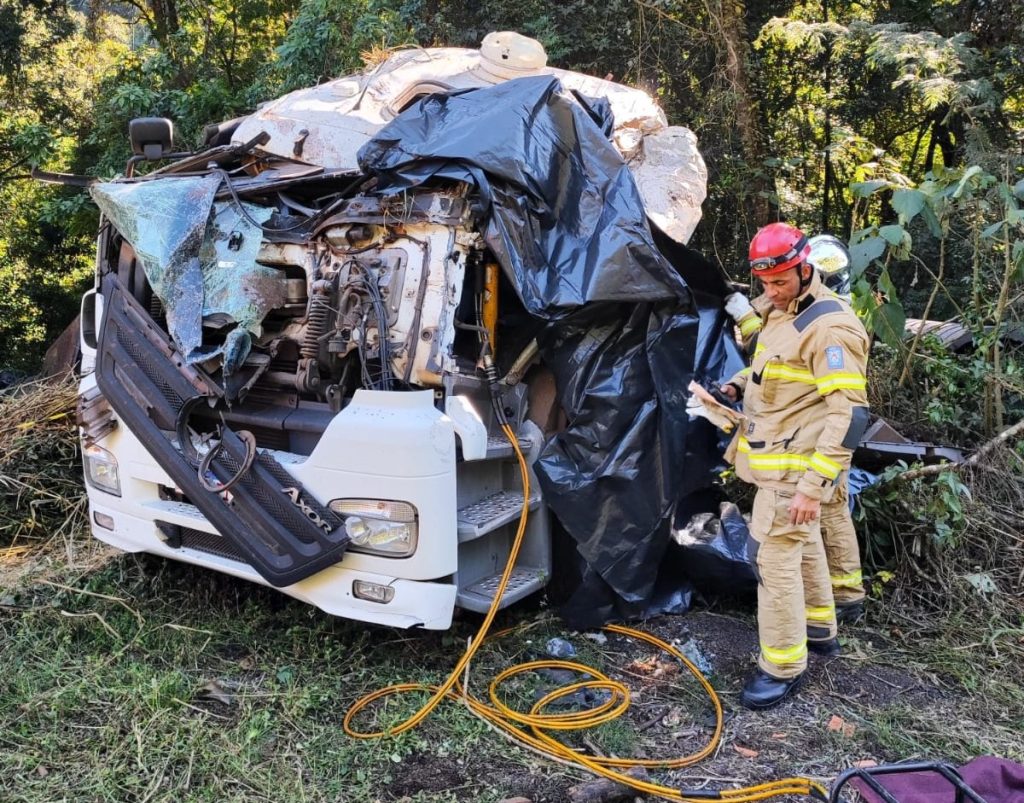 PR-487: caminhoneiro perde a vida em violenta colisão na ‘Curva das Sete Cruzes’