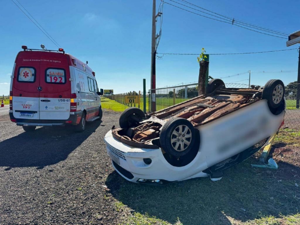 Condutora é socorrida após carro capotar na PR 491 entre Nova Santa Rosa e Marechal