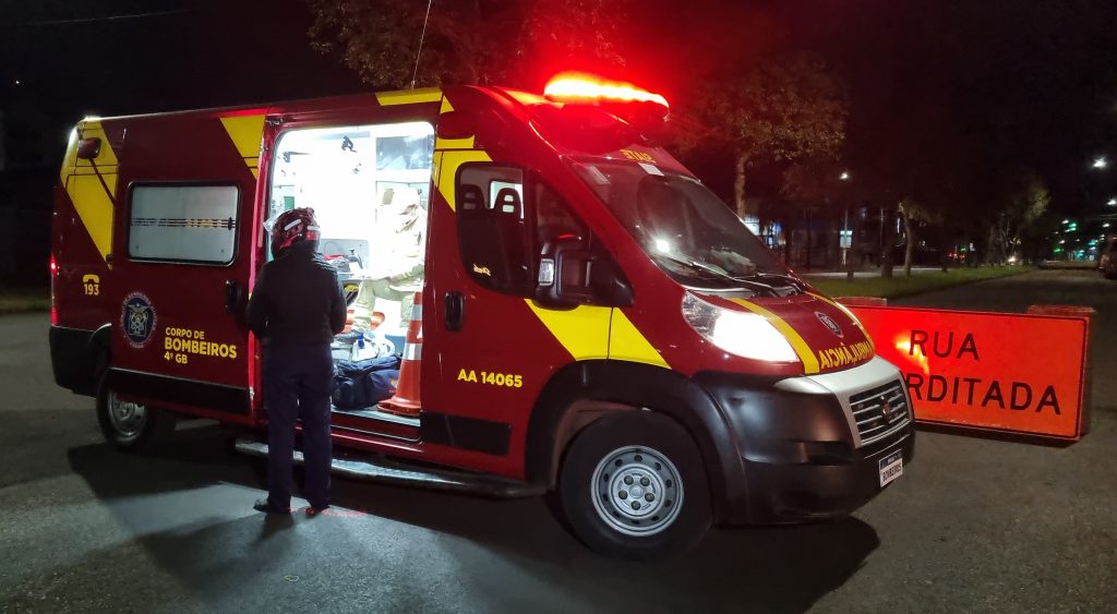 Queda de moto em trecho com obras deixa jovem de 18 anos ferido na Avenida Assunção