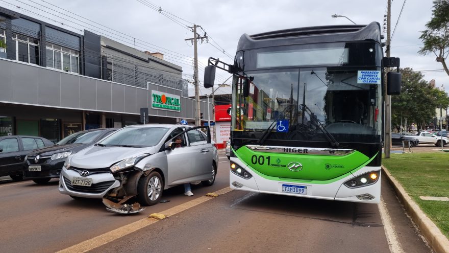 Ônibus do transporte coletivo e HB20 se envolvem em colisão na Avenida Brasil