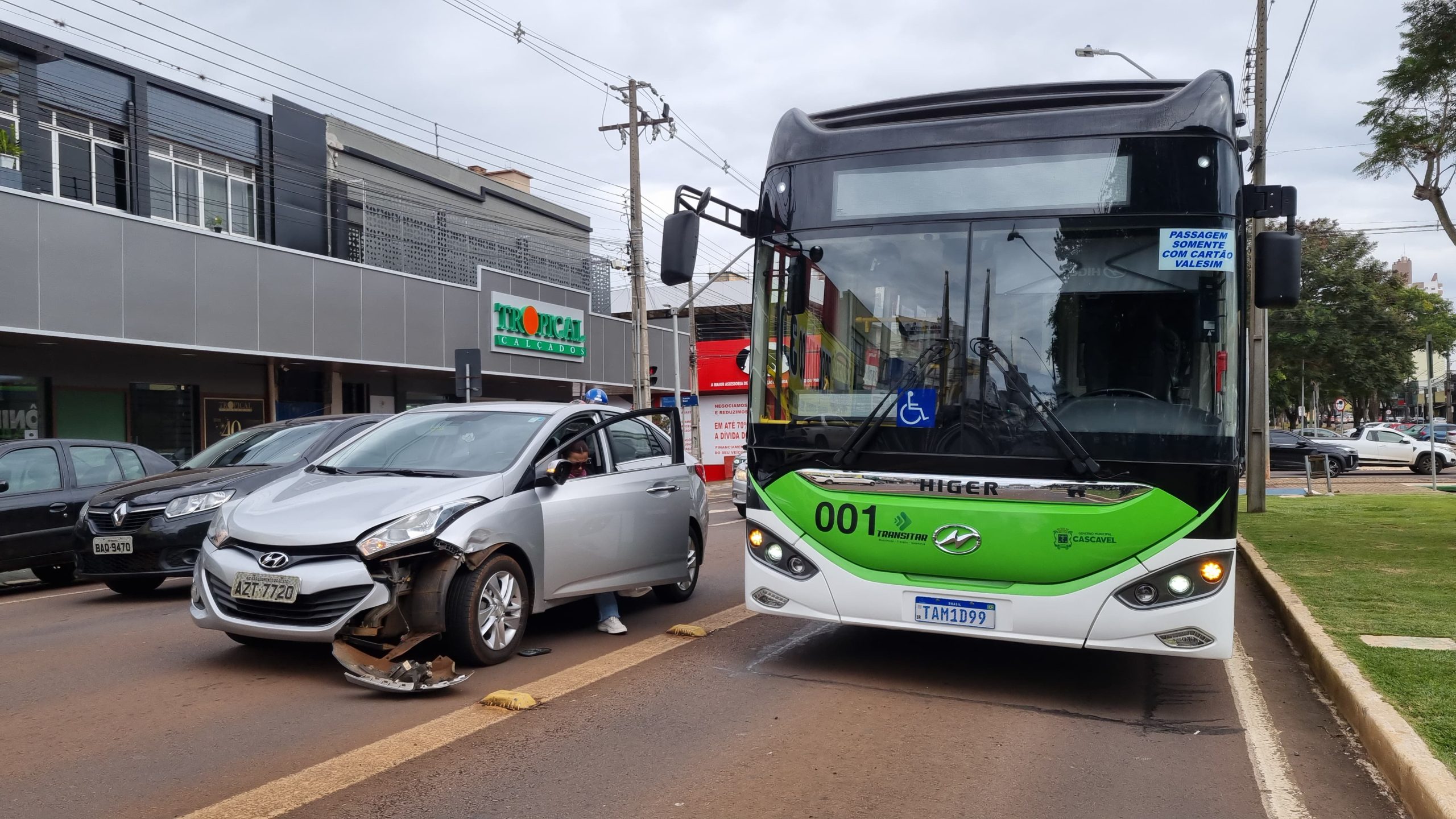 Ônibus do transporte coletivo e HB20 se envolvem em colisão na Avenida Brasil