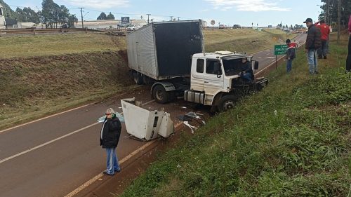 Caminhão salta da BR-277 para marginal, bate contra barranco e pai e filho ficam feridos Imagem referente a Caminhão salta da BR-277 para marginal, bate contra barranco e pai e filho ficam feridos