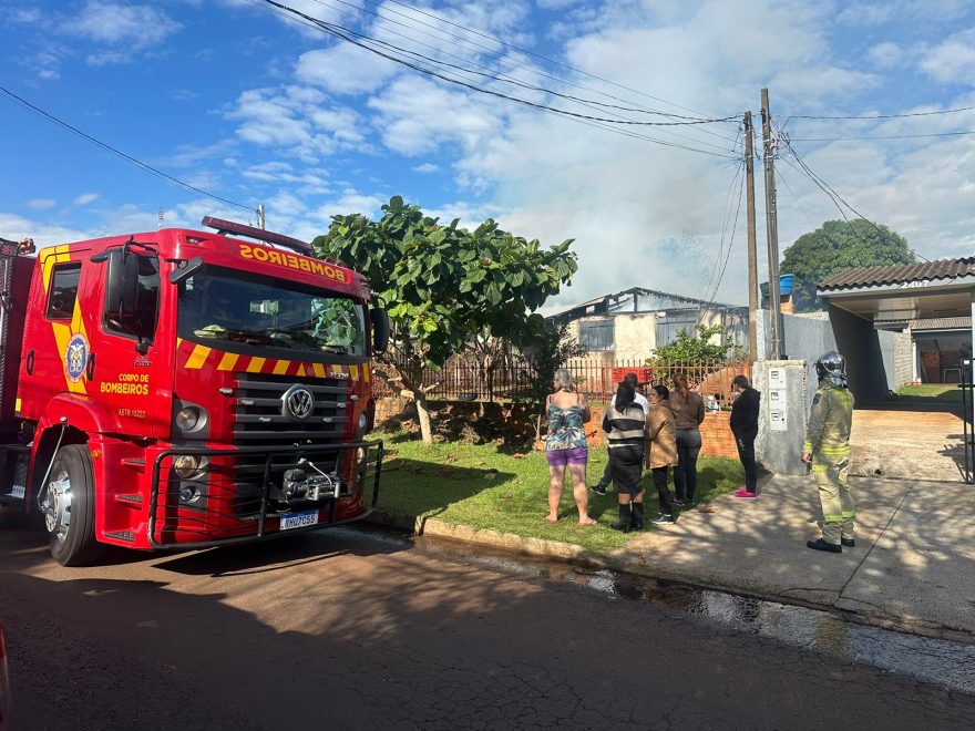 Residência fica destruída em incêndio no Cascavel Velho