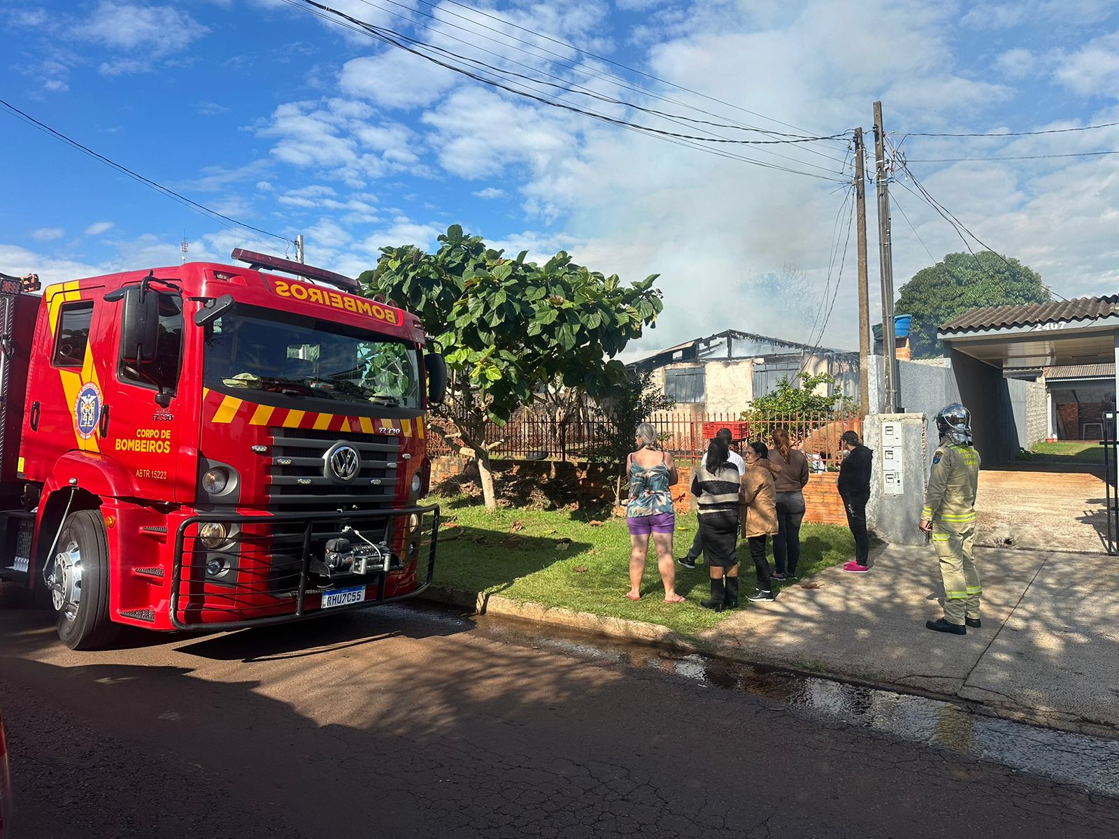 Residência fica destruída em incêndio no Cascavel Velho