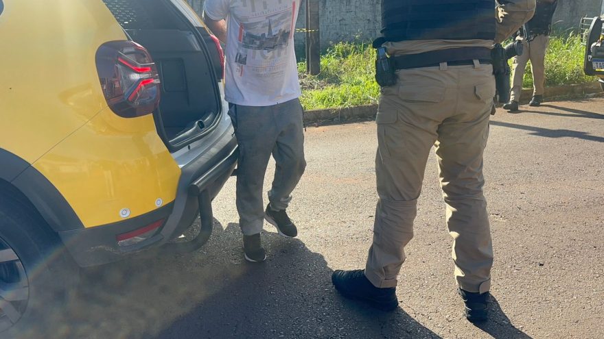 PM detém homem que teria colocado fogo na própria casa