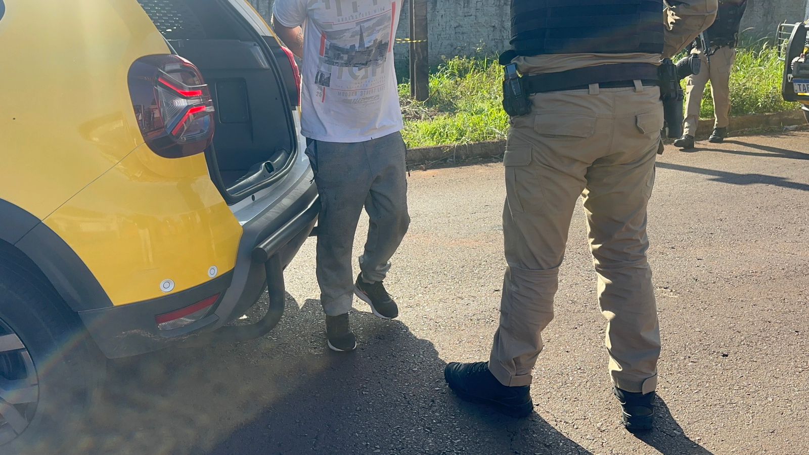 PM detém homem que teria colocado fogo na própria casa