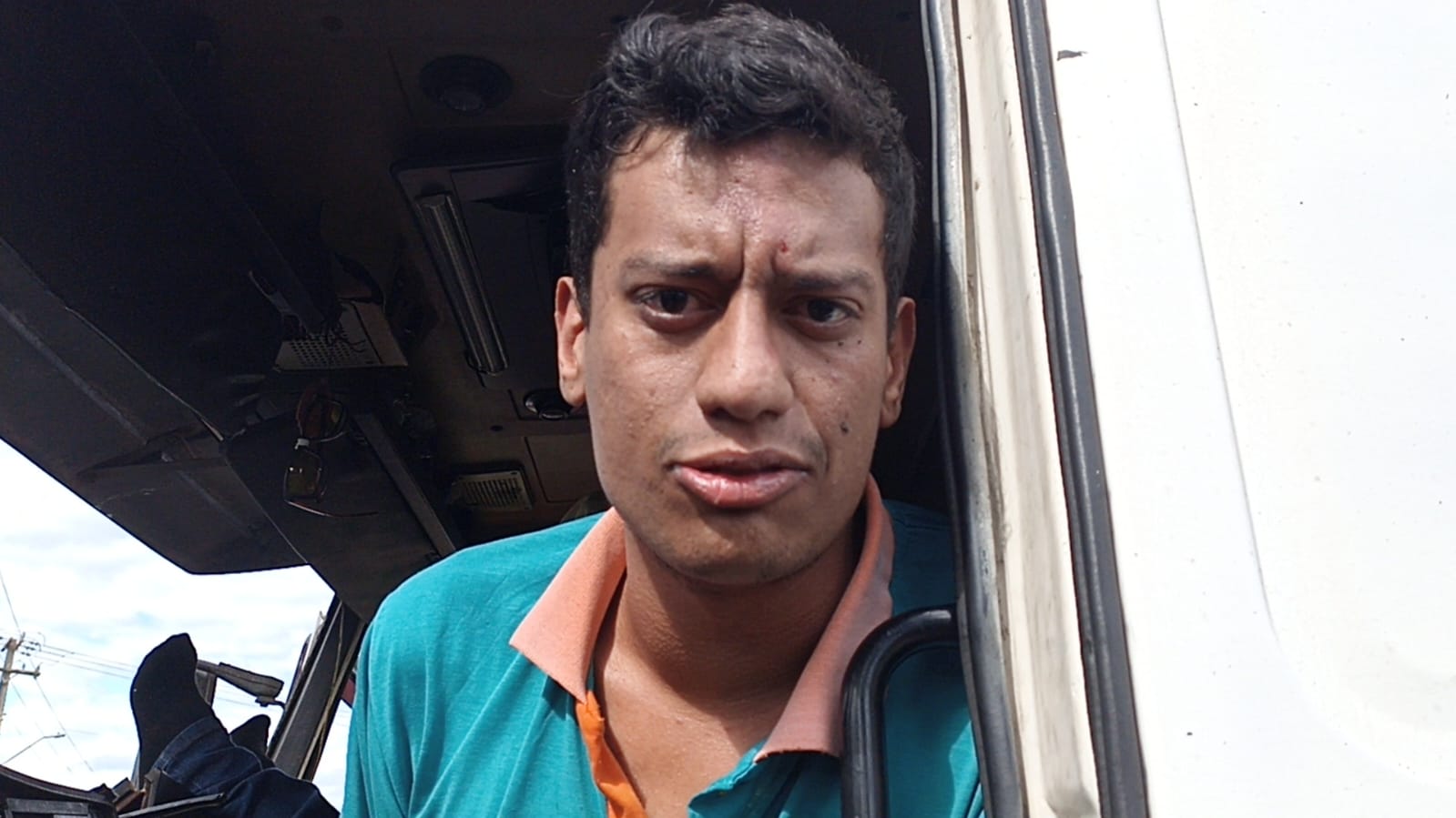 "Nós despencamos no barranco, e graças a Deus, "Nosso Senhorzinho", que não machucou mais ninguém", afirma motorista