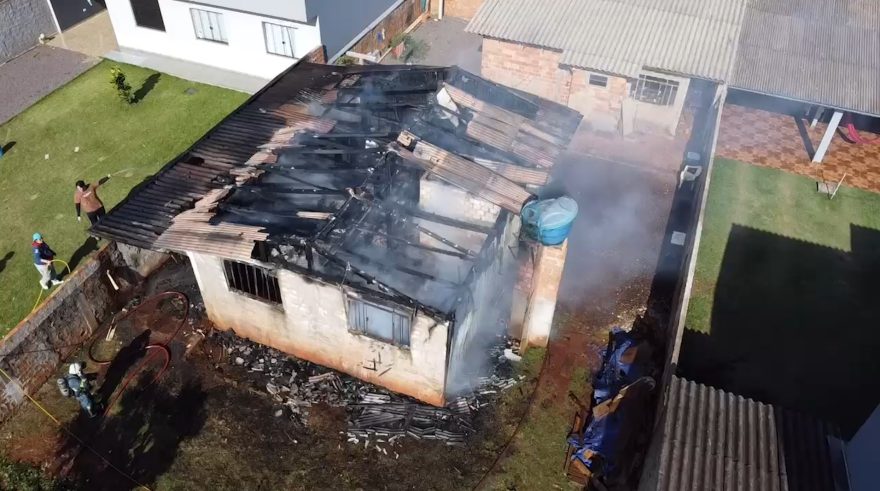 Imagens aéreas mostram destruição de residência em incêndio criminoso no Cascavel Velho