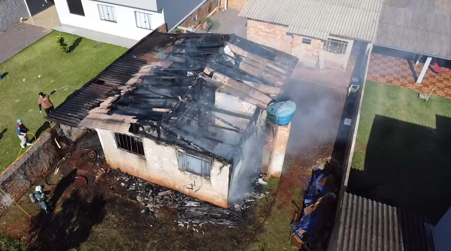 Imagens aéreas mostram destruição de residência em incêndio criminoso no Cascavel Velho Imagens aéreas mostram destruição de residência em incêndio criminoso no Cascavel Velho